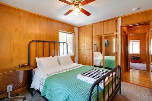 een slaapkamer met een bed en een plafondventilator bij Wrightwood Cabin about 4 Mi to Mtn High Resort! in Wrightwood