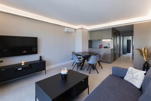 un salon avec un canapé et une table dans l'établissement Antibes Calm: Your Coastal Haven, à Antibes