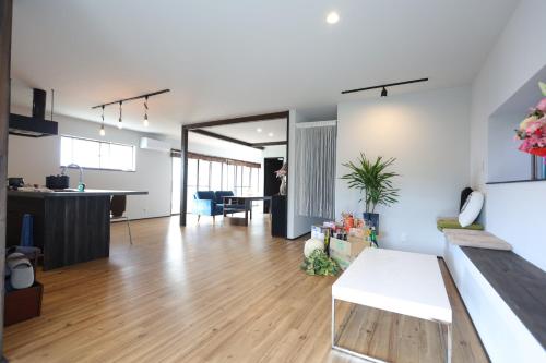 ein offenes Wohnzimmer mit einer Küche und einem Esszimmer in der Unterkunft iko terrace - Vacation STAY 03308v in Kagoshima