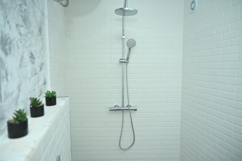 a shower with a shower head in a bathroom at Апартамент в топ центъра на Велико Търново in Veliko Tŭrnovo