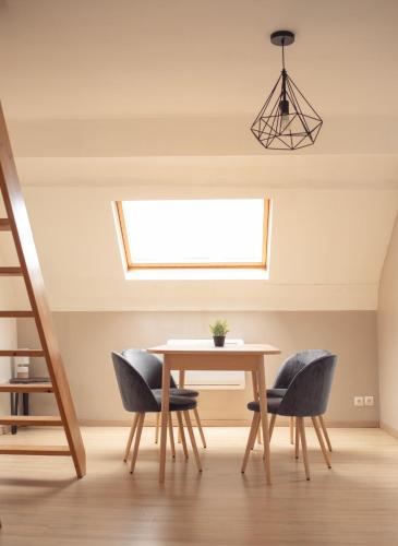 une salle à manger avec une table et des chaises dans l'établissement ++++ CENTRAL COSY DUPLEX ++++ A 5 MIN DES REMPARTS ET 12 MIN DE PLACE DALTON A PIEDS, à Boulogne-sur-Mer