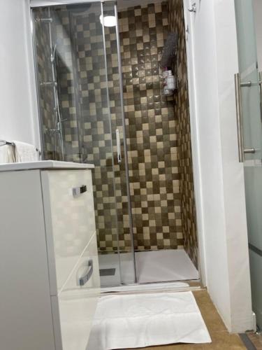 Ένα μπάνιο στο Apartamento y Habitaciones privada Torre del Castillo