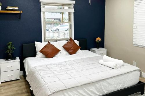 1 cama blanca grande en una habitación con ventana en Modern Home Near Ontario Airport en Ontario