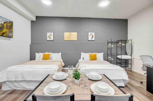 een slaapkamer met 2 bedden en een tafel met borden erop bij Downtown Pomona Private Studio with Private Access in Pomona