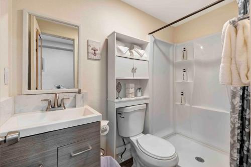 een badkamer met een toilet, een wastafel en een douche bij Downtown Pomona Private Studio with Private Access in Pomona