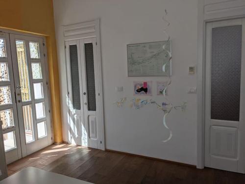 Cette chambre est dotée d'un mur blanc et d'une porte. dans l'établissement Camera a Sud - Lake Lesina, à Lesina