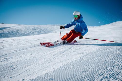 a person is skiing down a snow covered slope at 3.5-Zimmer FeWo Primeli Fieschertal in Fieschertal