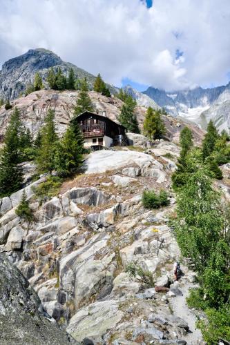 a house on the side of a rocky mountain at 3.5-Zimmer FeWo Primeli Fieschertal in Fieschertal