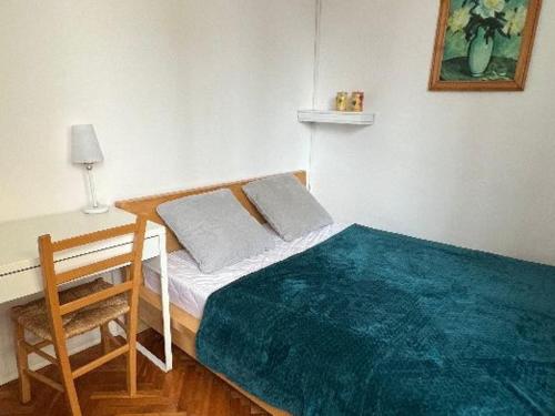 een slaapkamer met een bed, een tafel en een stoel bij Gdynia Śródmieście Necla Apartament in Gdynia