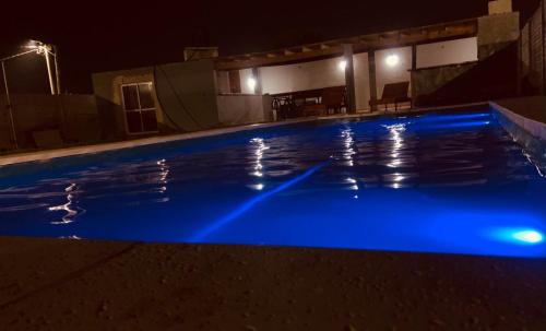 een zwembad 's nachts met blauwe verlichting bij Casa Quinta Lo de Morris in Florencio Varela