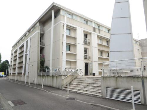 un grand bâtiment blanc avec des escaliers devant lui dans l'établissement Avignon Centre ville (+parking), à Avignon