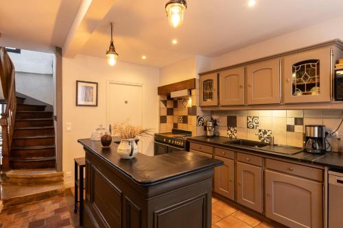 une cuisine avec des armoires marron et un comptoir dans l'établissement 