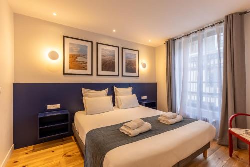 une chambre avec un lit avec deux serviettes dessus dans l'établissement 