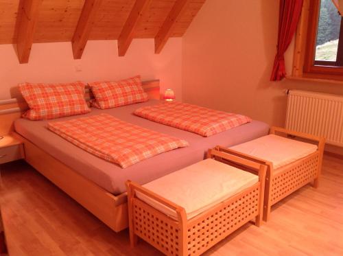מיטה או מיטות בחדר ב-Holzbildhauerei Kammerer