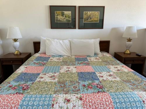Una cama o camas en una habitación de Windcrest Inn and Suites