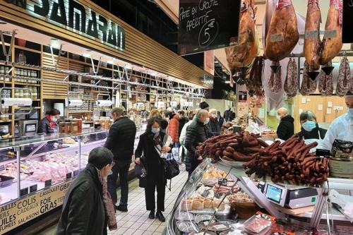 Un groupe de personnes se promenant autour d'un marché alimentaire dans l'établissement Grand Studio*Victor Hugo*Centre, à Toulouse