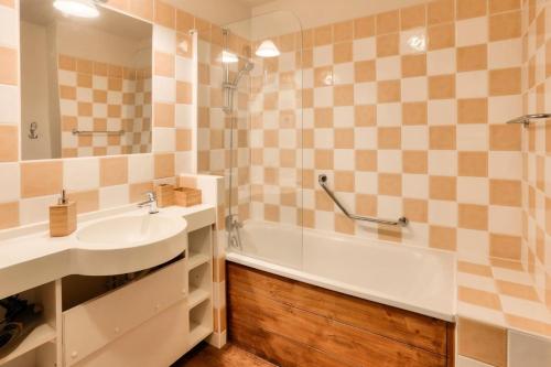 een badkamer met een wastafel, een bad en een douche bij Résidence L'Albane - maeva Home - Appartement 2 pièces 5 personnes - Prest 064 in Vars