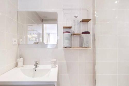 une salle de bain blanche avec un lavabo et un miroir dans l'établissement Grand Studio*Victor Hugo*Centre, à Toulouse