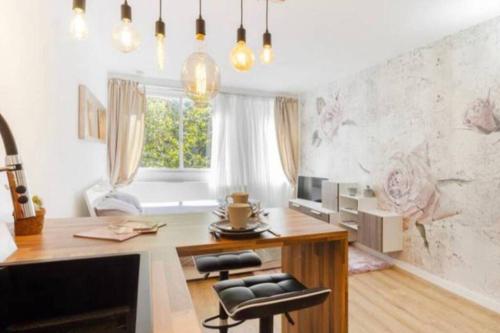 Il comprend une cuisine avec un bureau et une salle à manger. dans l'établissement Grand Studio*Victor Hugo*Centre, à Toulouse