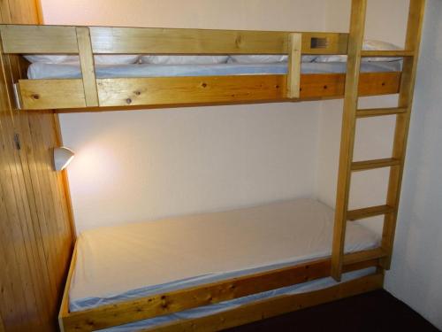 quelques lits superposés dans une chambre dans l'établissement Résidence Pierra Menta - Charmant studio pour 5 personnes proche des pistes et des commerces dans le village du Charvet à Arc 1800 MAE-1730, à Arc 1800