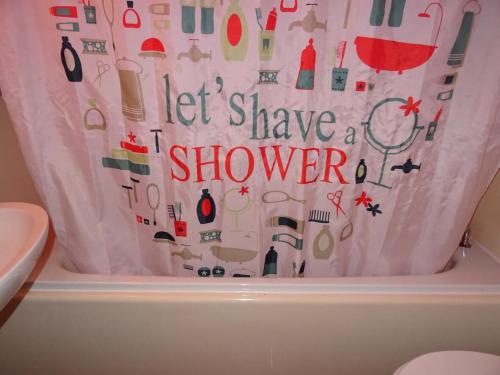 d'un rideau de douche avec les mots, d'un pommeau de douche dans l'établissement Résidence Pierra Menta - Charmant studio pour 5 personnes proche des pistes et des commerces dans le village du Charvet à Arc 1800 MAE-1730, à Arc 1800