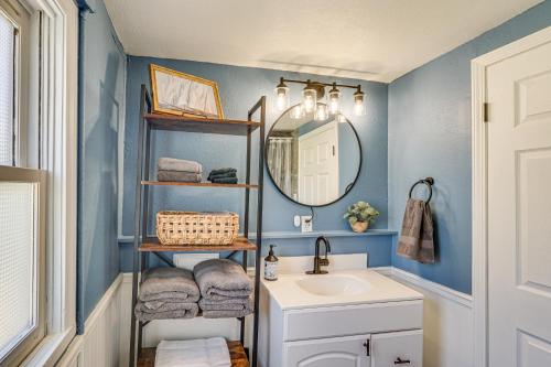 een badkamer met een wastafel en een spiegel bij Jefferson City Bungalow Hot Tub and Patio! in Jefferson City