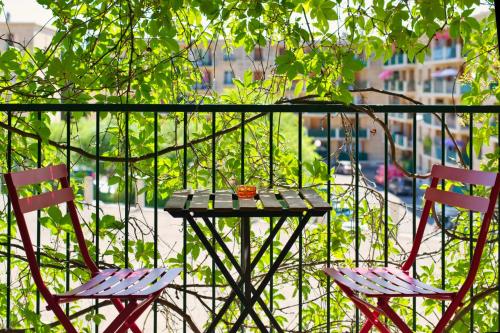 2 chaises et une table sur un balcon dans l'établissement Charming apartment with balcony and panoramic view, à Aix-en-Provence