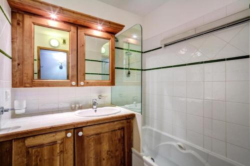 une salle de bain avec un lavabo et une douche dans l'établissement Résidence Les Hauts Bois - maeva Home - Appartement 4 pièces 8 personnes Sélection MAE-9753, à Aime La Plagne