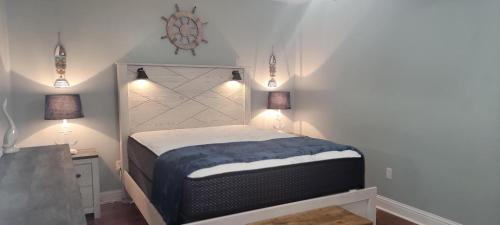 Un dormitorio con una cama con dos luces. en Oak Shores 157, en Biloxi