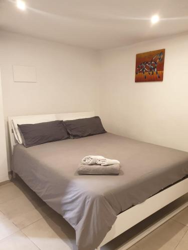 Una cama con dos toallas encima en un dormitorio. en Le segrete, en Sannicandro di Bari