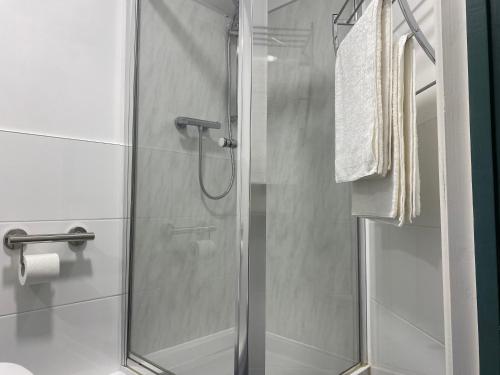 um chuveiro com uma porta de vidro na casa de banho em The Butchers Arms - Grill Pub and Accommodation em Merthyr Tydfil