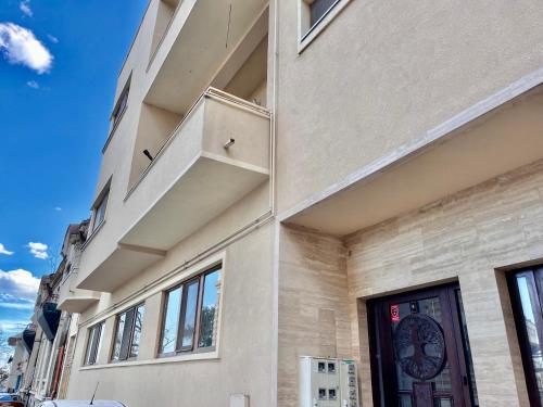 - un bâtiment avec des balcons sur le côté dans l'établissement Cazino Maritim Residence, à Constanţa