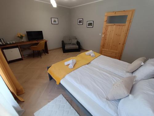 a bedroom with a large bed with towels on it at Pokoje u Daniela in Miedzygorze