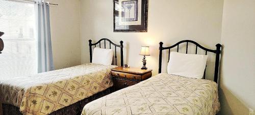 Dos camas una al lado de la otra en un dormitorio. en Legacy Villa 806, en Gulfport