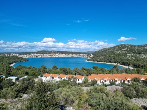 Cette villa offre une vue sur le lac. dans l'établissement Mobile home Sea Jezera Village, otok Murter, à Tisno