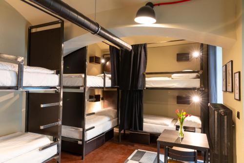 מיטה או מיטות קומותיים בחדר ב-Sir Toby's Midtown