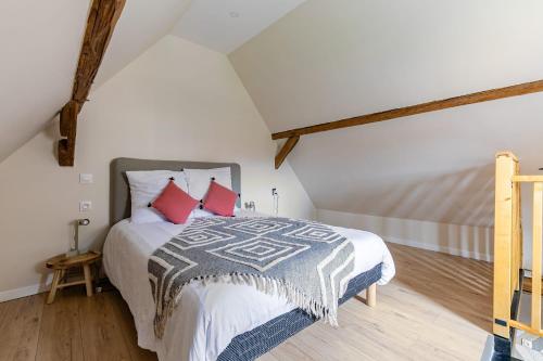 - une chambre avec un grand lit et des oreillers rouges dans l'établissement Gîte de l'étoile 3 chambres - jacuzzi, à Achenheim