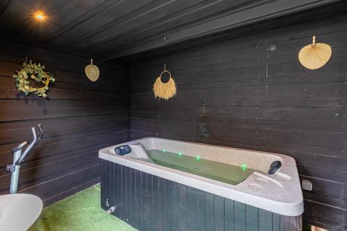 a bathroom with a bath tub and a toilet at Gîte de l'étoile 3 chambres - jacuzzi in Achenheim