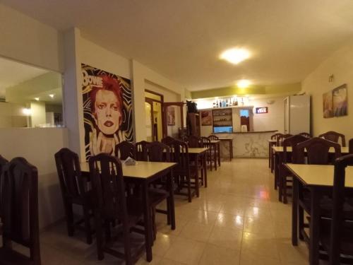ein Esszimmer mit Tischen und Stühlen in einem Restaurant in der Unterkunft HOTEL INTI YACU in Termas de Río Hondo