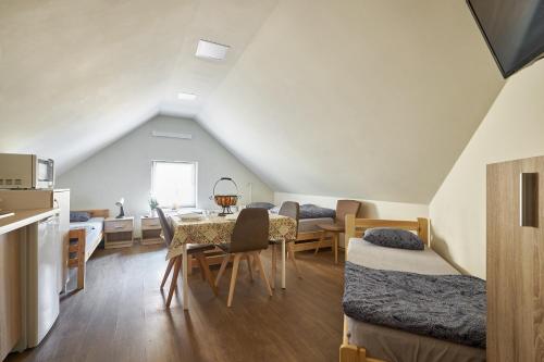 a living room with a dining room table and a kitchen at Apartamenty P7 Dzierżoniów in Dzierżoniów