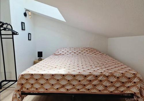 um quarto com uma cama num quarto em Les flamants Roses la Capte • Hyères / 4pers em Hyères