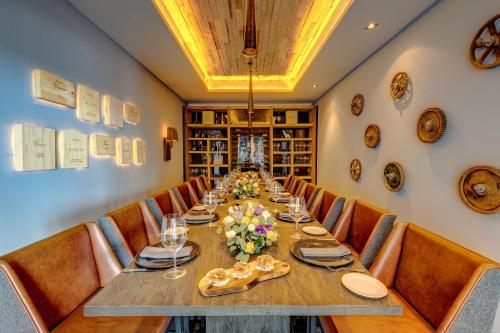 a dining room with a long table and chairs at NIZUC Resort & Spa in Cancún