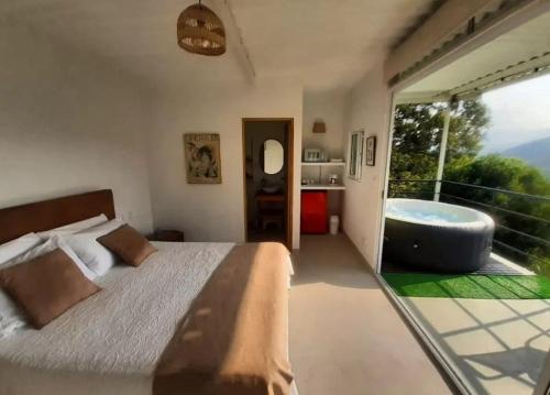 een slaapkamer met een bed, een bad en een raam bij VilletaGreenView in Villeta
