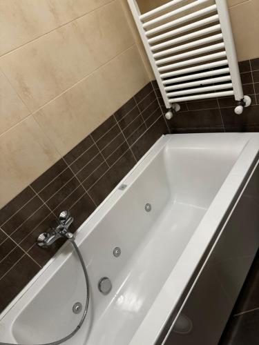 bañera blanca con grifo en el baño en DolceVita Eur Torrino Prestige en Roma