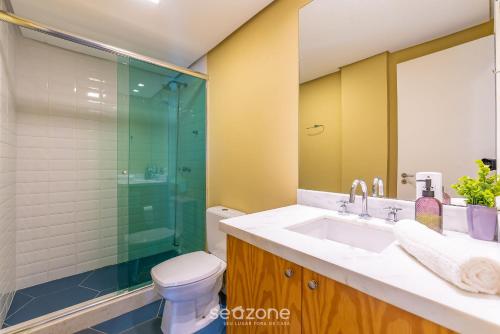 a bathroom with a toilet and a sink and a shower at Apto Acolhedor Bem Localizado PoA-RS MRL201 in Petrópolis