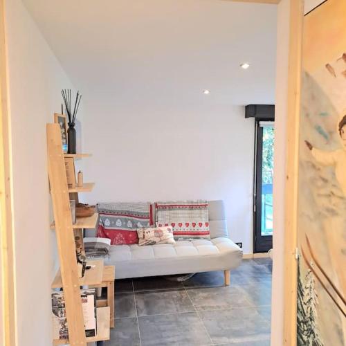 - un salon avec un canapé blanc dans l'établissement Casa Peghera, Chamonix (hypercentre), à Chamonix-Mont-Blanc