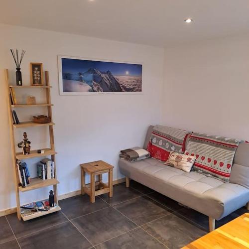 un salon avec un canapé et une table dans l'établissement Casa Peghera, Chamonix (hypercentre), à Chamonix-Mont-Blanc