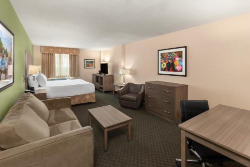Гостиная зона в La Quinta by Wyndham San Antonio Medical Ctr. NW