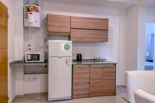 una pequeña cocina con nevera y microondas en 659 Suites en San Juan