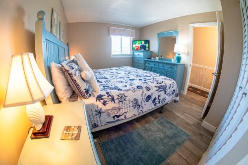 Postel nebo postele na pokoji v ubytování Beautiful Oceanfront Condo 505